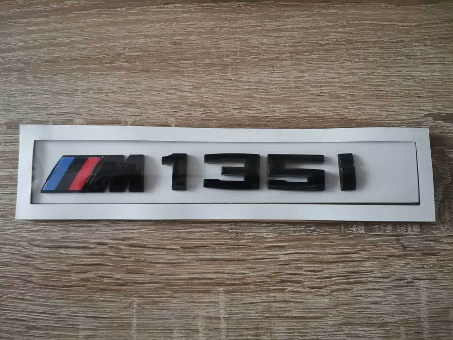 BMW M135i черна емблема малък размер