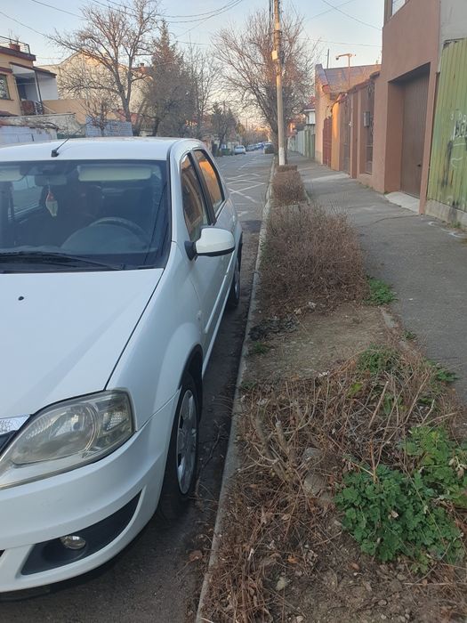Vând Dacia logan