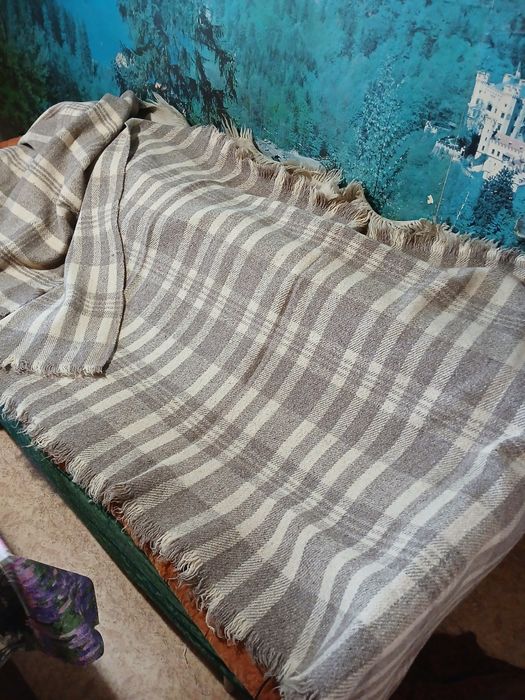 Продавам голямо вълнено одеяло, двойно и три единични,домашно тъкани