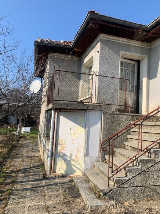 ДВУЕТАЖНА КЪЩА с двор с. Марино поле