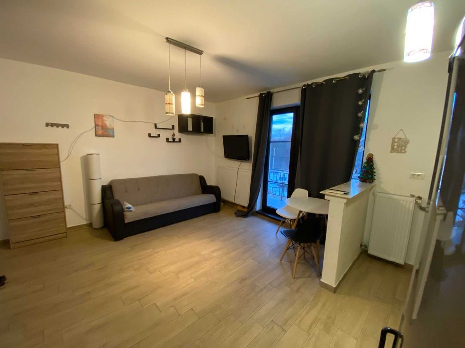 Garsoniera vedere spre Padurea Rosu, Militari si loc de parcare privat