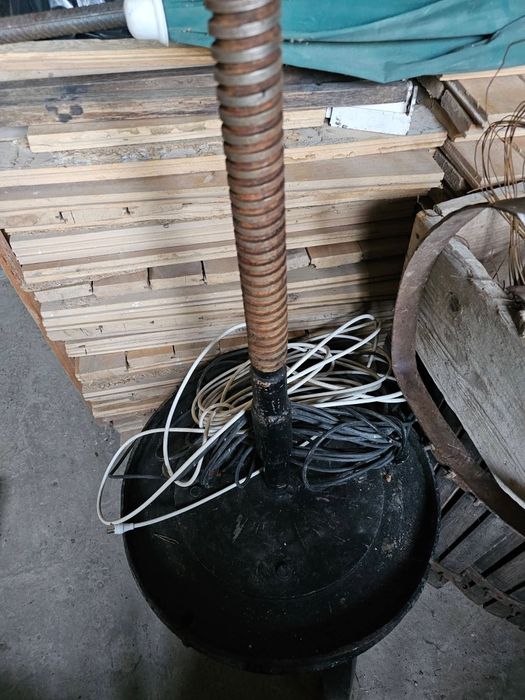 Vând teasc, zdrobitoare, cada, butoaie (din stejar), utilizate, în stare bună.