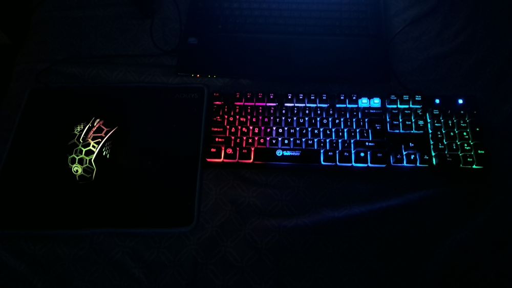 Laptop ASUS cu tot cu mouse,tastatura,mousepad,încarcator și adaptor