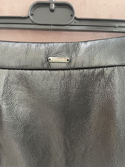 Нова черна пола Guess