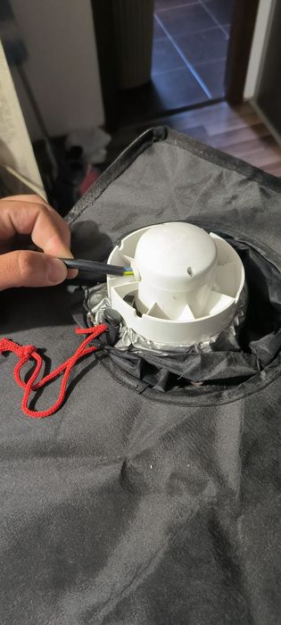 Cort crestere indoor. Lumina, ventilator si 4 ghivece