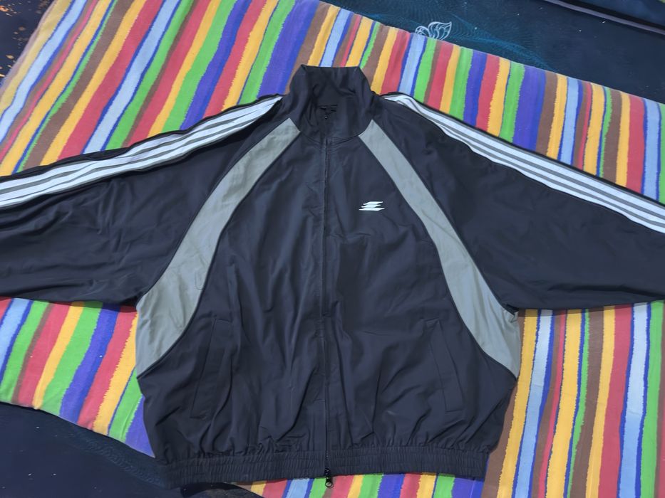 Продам черную адидас ветровку