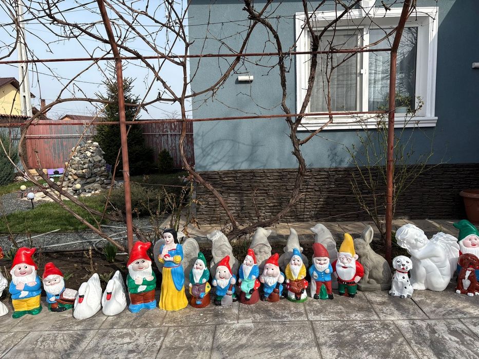 Vând figurine de grădină făcute din  materiale  rezistente la ploaie