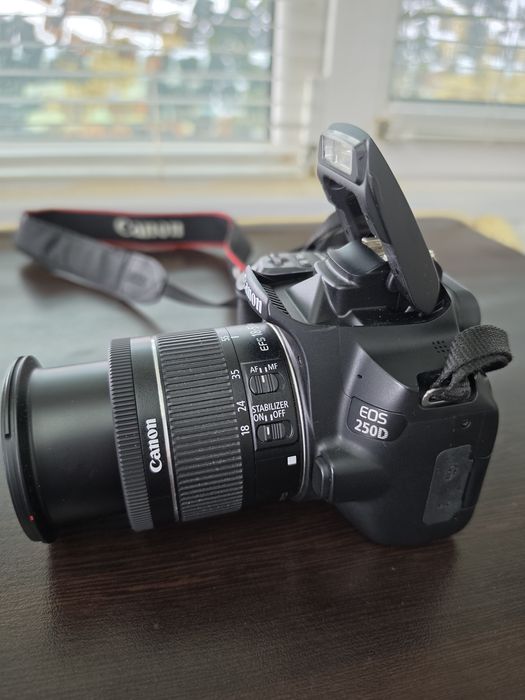 Фотоапарат : Canon EOS 250D