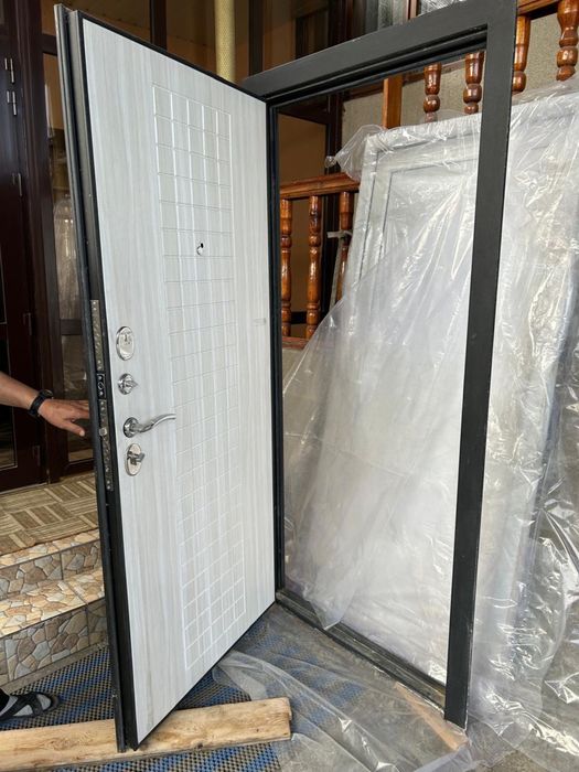 Дверь наружняя, металлическая