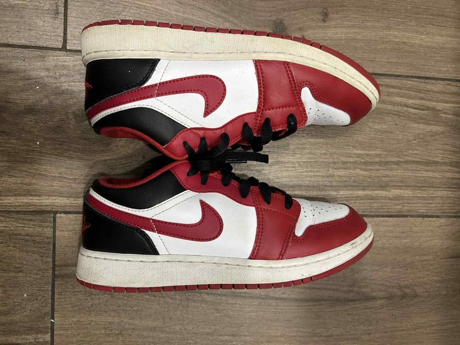 Червени Jordan маратонки