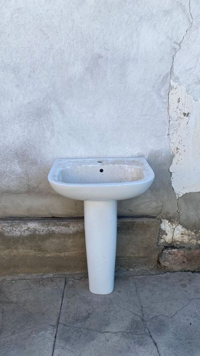 Раковина б/у с ножками