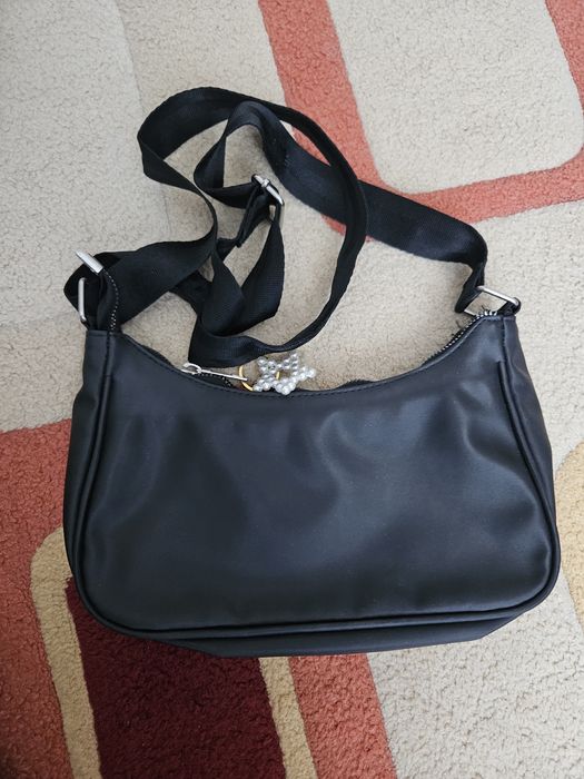 Практична черна чанта за всеки ден