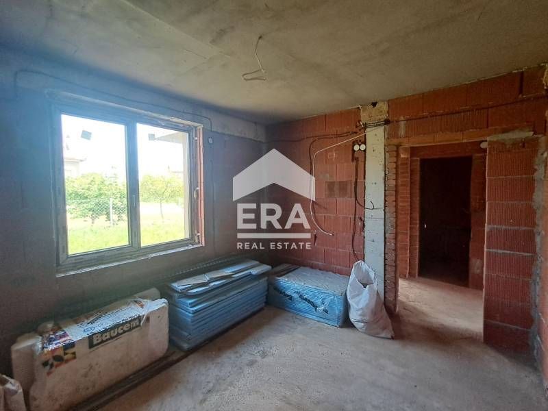 Едноетажна новопостроена къща за продажба, с три спални и двор, в с. Г