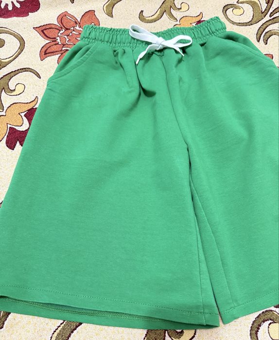 Зелёные шорты на резинке