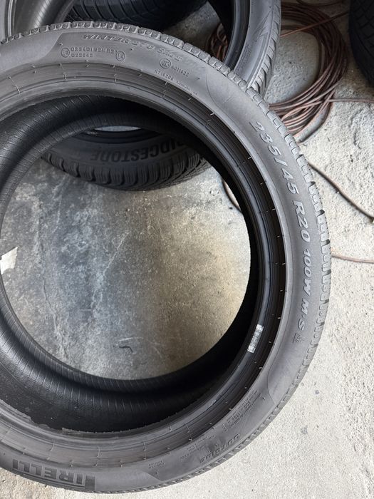 2 anvelope iarna ca NOI 235/45/20 , Pirelli , 7.5 mm !