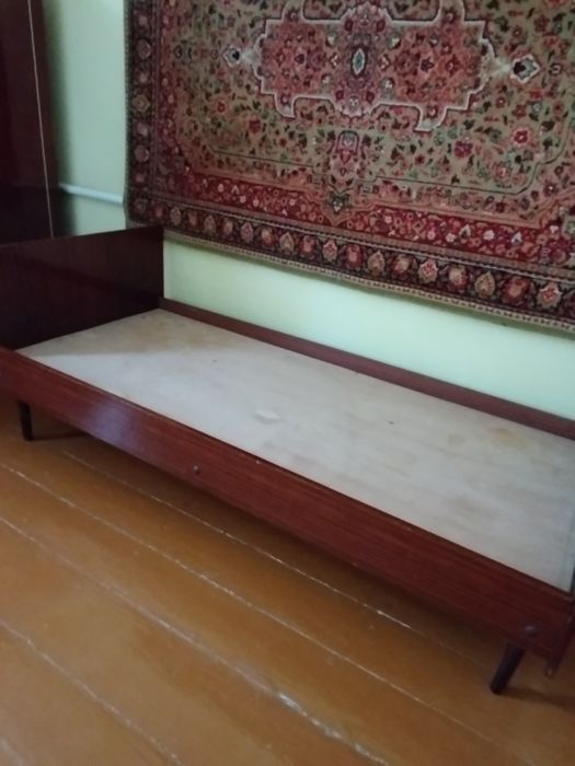 Продам кровать односпальная с матрасом.