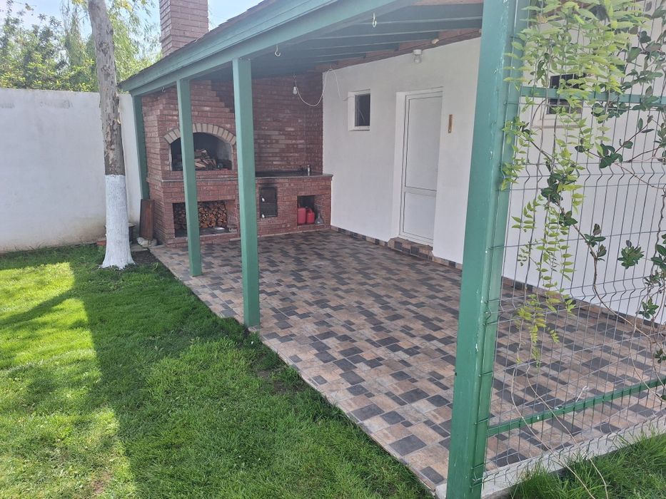 Vând două corpuri de casă 300 mp și curte 1325 mp