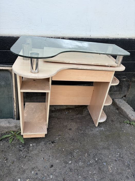 Отдам даром компьютерный столик