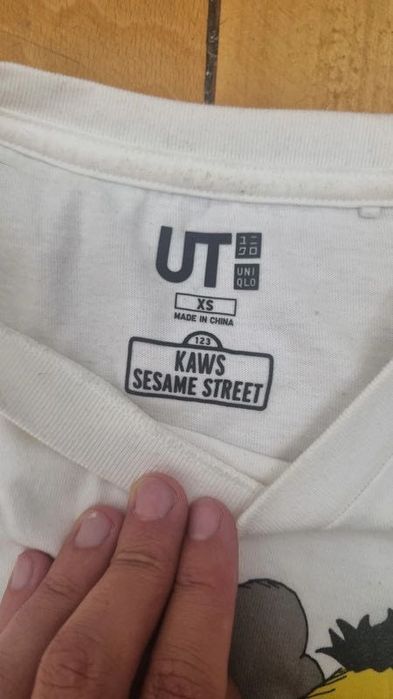 Tricou Kaws de vânzare.