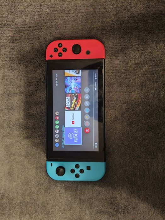 Nintendo Switch + Joy-Con roșu funcțional / Joy-Con albastru defect
