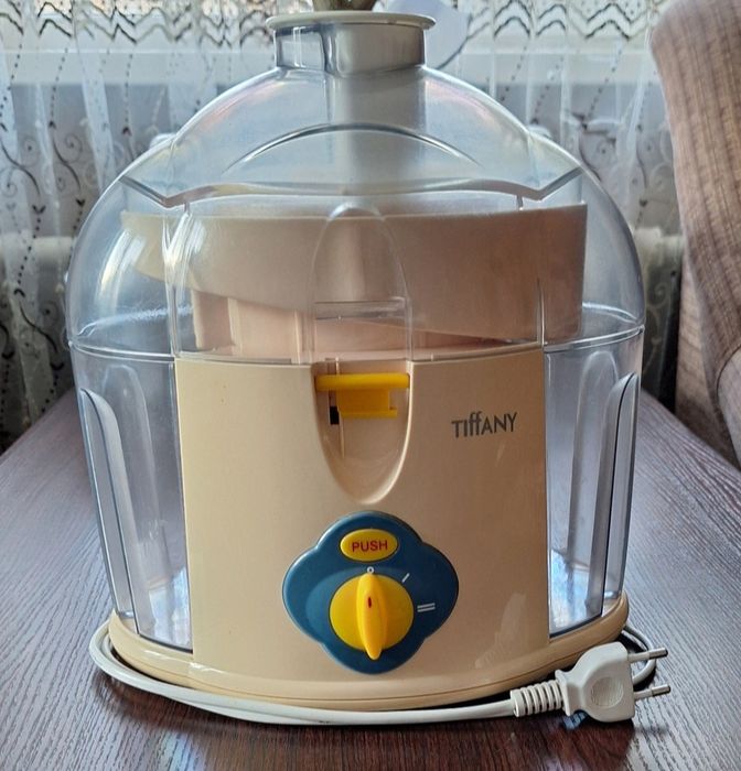 Соковыжималка в рабочем состоянии