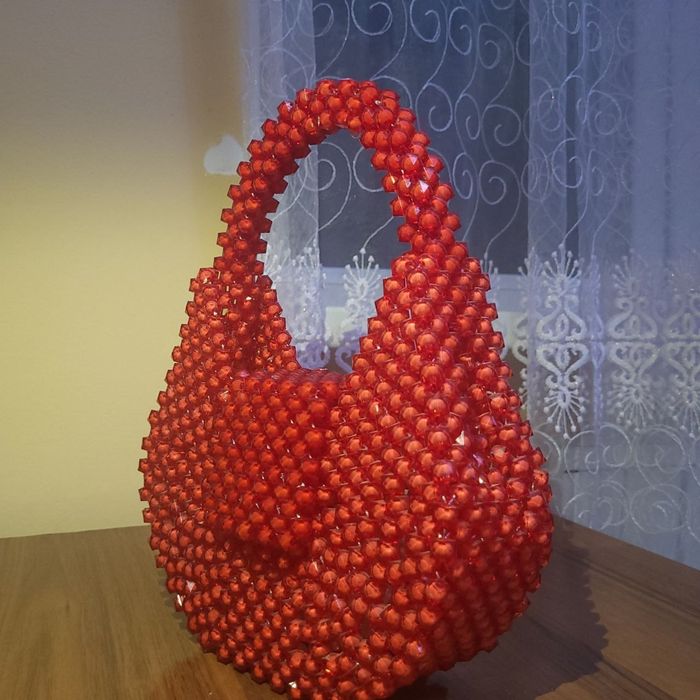 Toshli sumka, mustahkam va sifatli yasalgan.