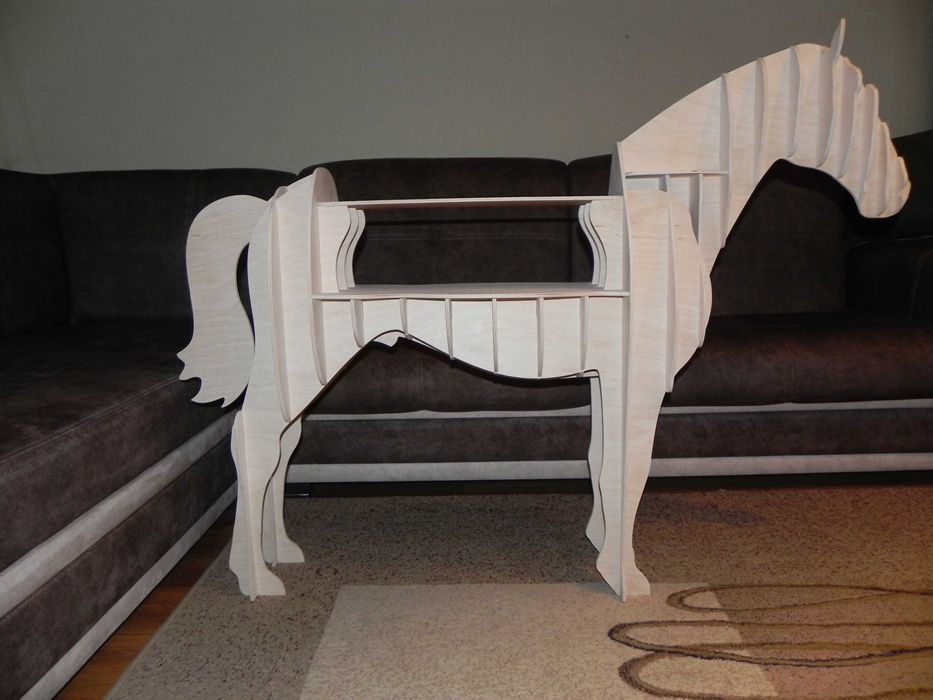 Кон помощна масичка за интериора на дома или партито.