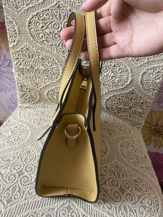 желтая сумочка со съемным ремешком