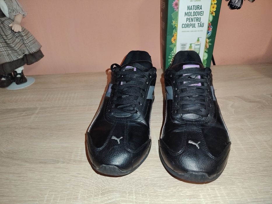 Adidas piele in stare foarte buna ,confortabili și comozi..