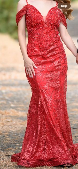 Червена официална рокля