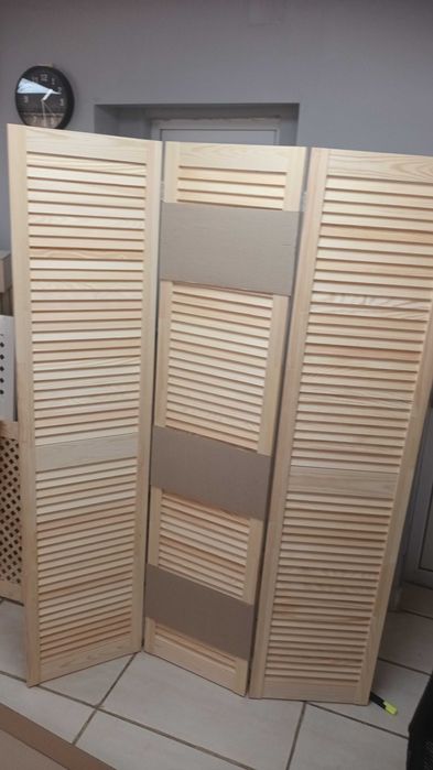 Параван  със жалузни  вратички