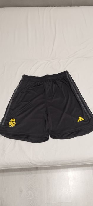 Echipament complect tricou și pantaloni scurți Real Madrid .