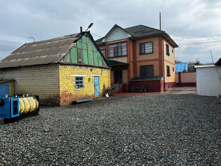 продается дом  с большим гаражом