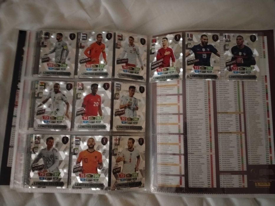 Колекционерски албум за карти  Panini World Cup Qatar Adrenalyn XL запълнен с всички карти