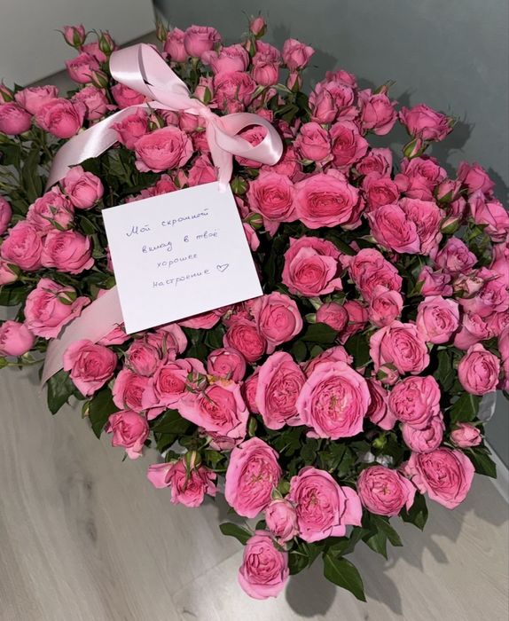 Роскошный букет розовых кустовых роз