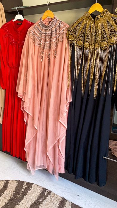 Срочно продам платье вечерние шикарные