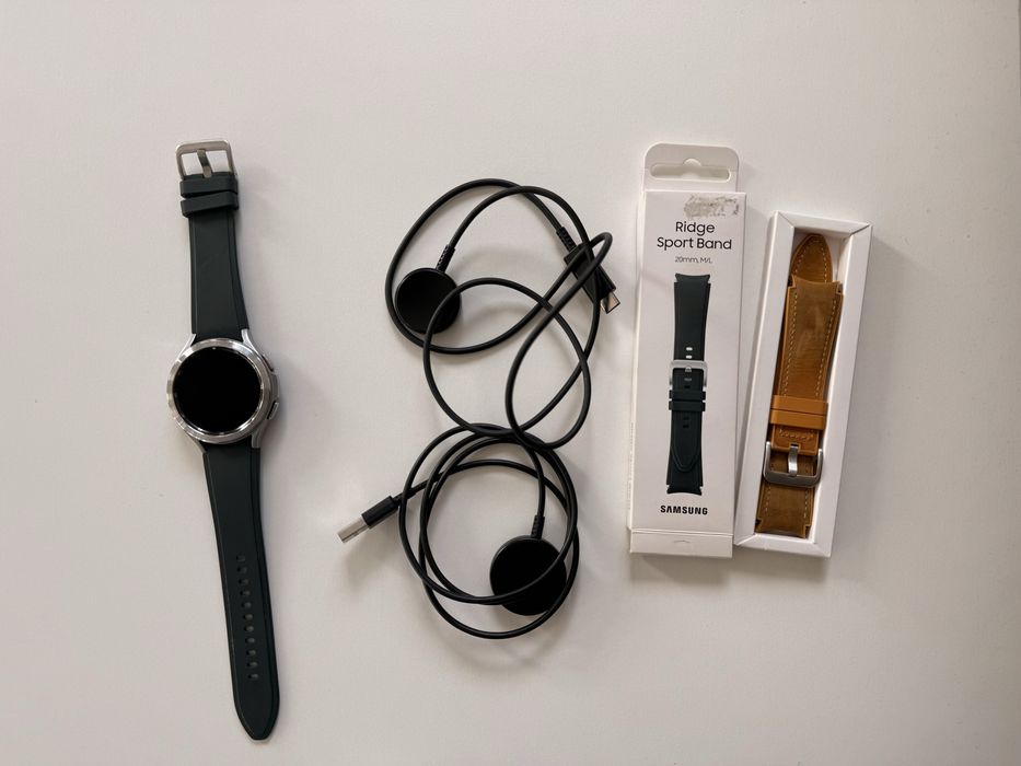 Samsung Galaxy Watch 4 Classic 46mm Silver + 2 зарядни и каишка