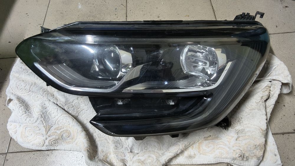 Vind faruri Megane 4 Sedan cu lupa și DRL-uri an 2019 cu folie pe ele de noi și claxon.
