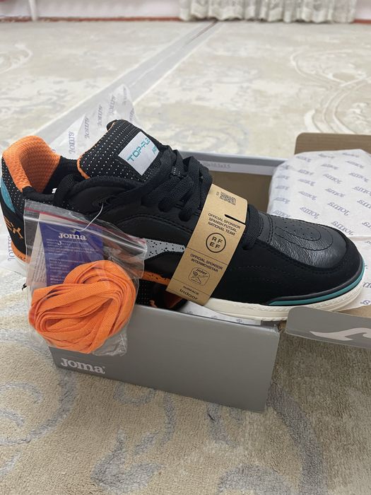 Кроссовки фузалки от бренда JOMA