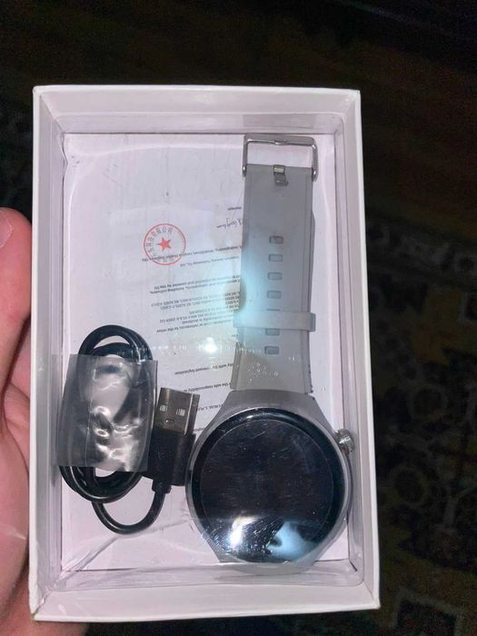 Smart Watch cu peste 10 functii inteligente.