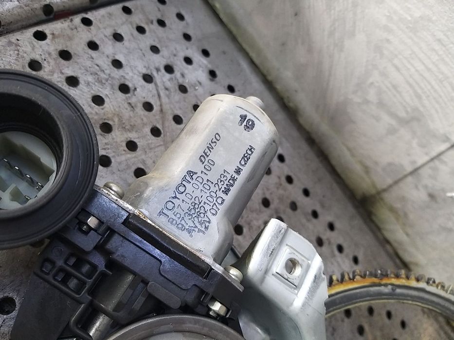 Macara motoras dreapta fata toyota yaris 3 p13 857100d100 av2621002331