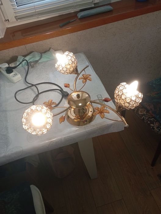 Продам трехрожковую люстру