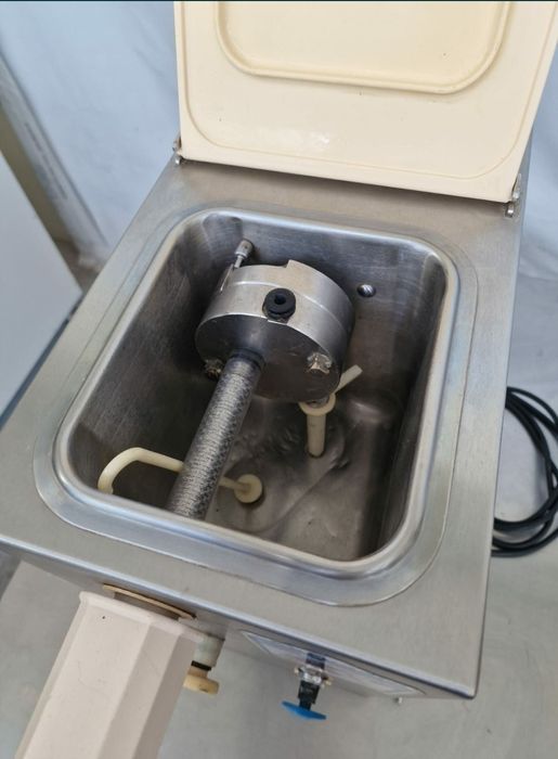 Италианска машина за разбиване на сметана Carpigiani