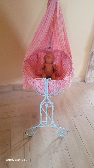 Винтидж  бебешка люлка с декоративен дизайн от ковано желязо от средат