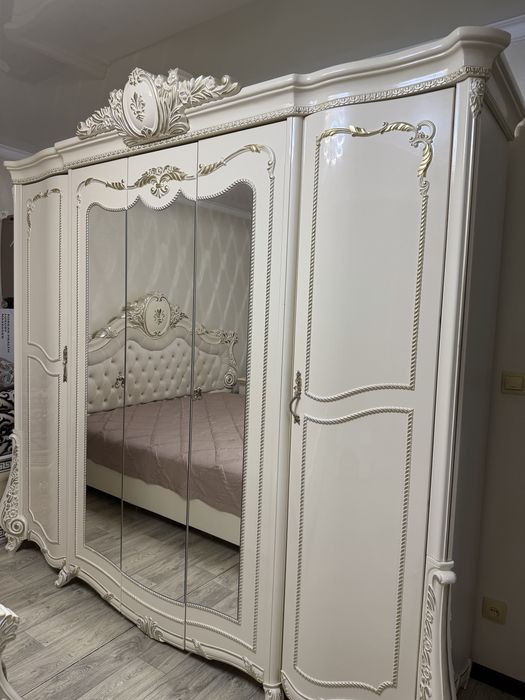 Красивый спальный гарнитур