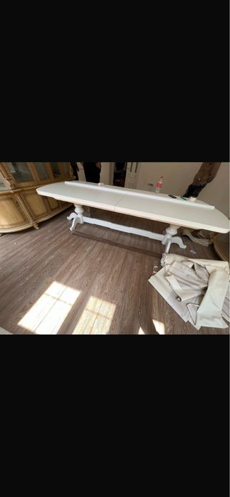 Большой стол белого цвета