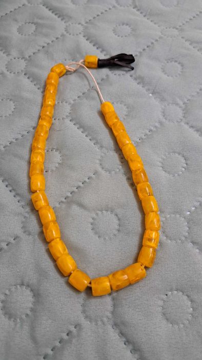 Броеница от истински кехлибар