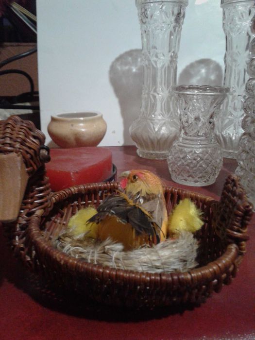 Вази, свещници и  тъкана картина за стена