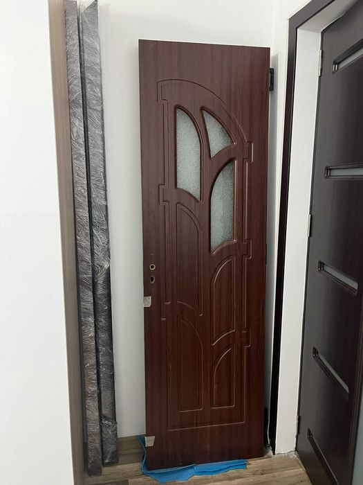 Vand 2 usi de interior ,din lemn MDF,cu geam