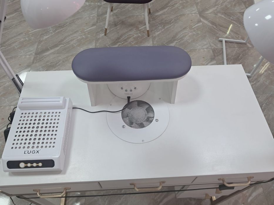 Маникюрные столы